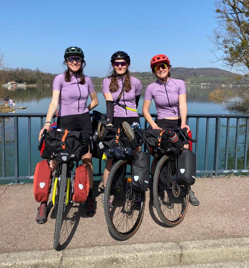 Les filles de ©Comme tu veux à Grenoble pendant leur voyage à vélo