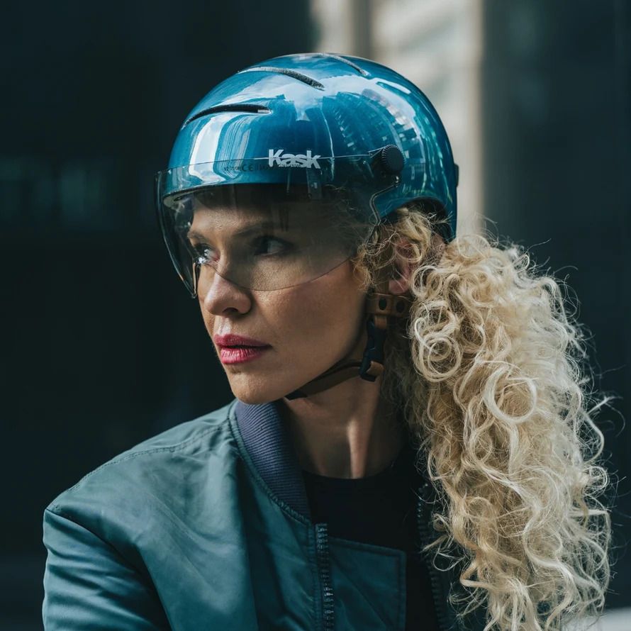 femme portant un casque bleu de la marque Kask avec une visière