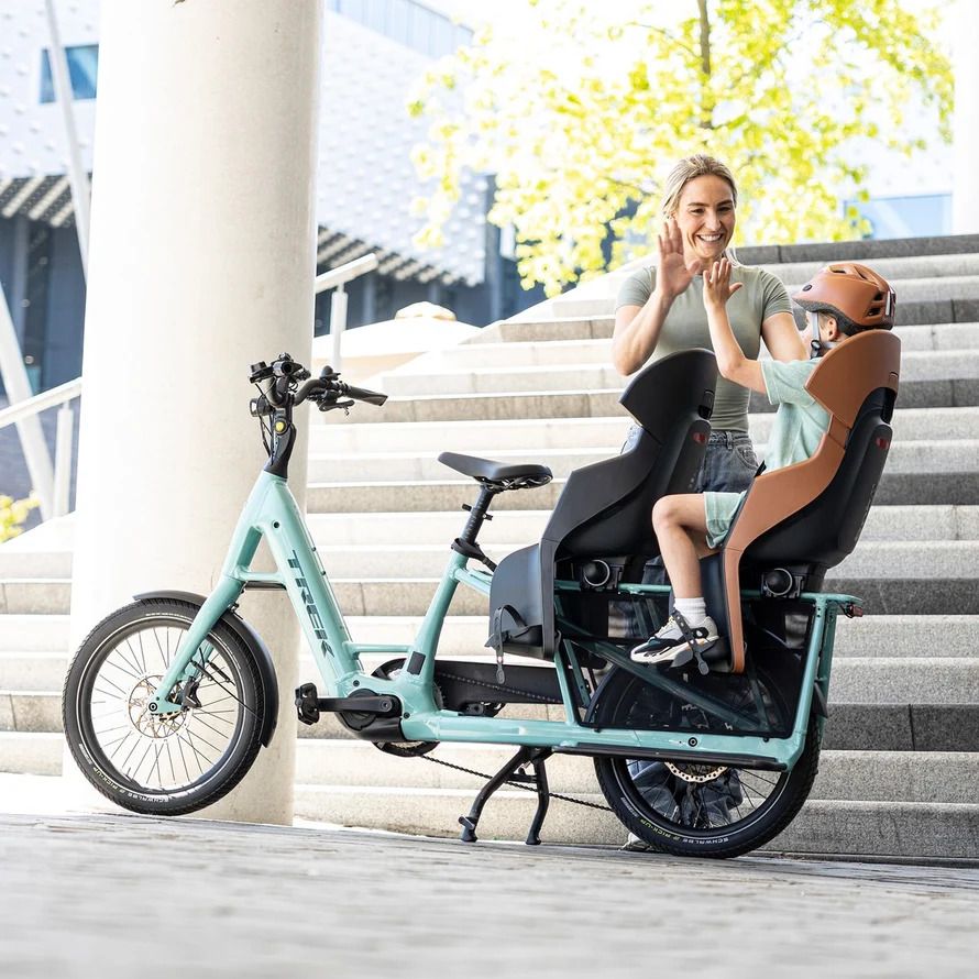 femme avec son enfant sur un vélo longtail bleu