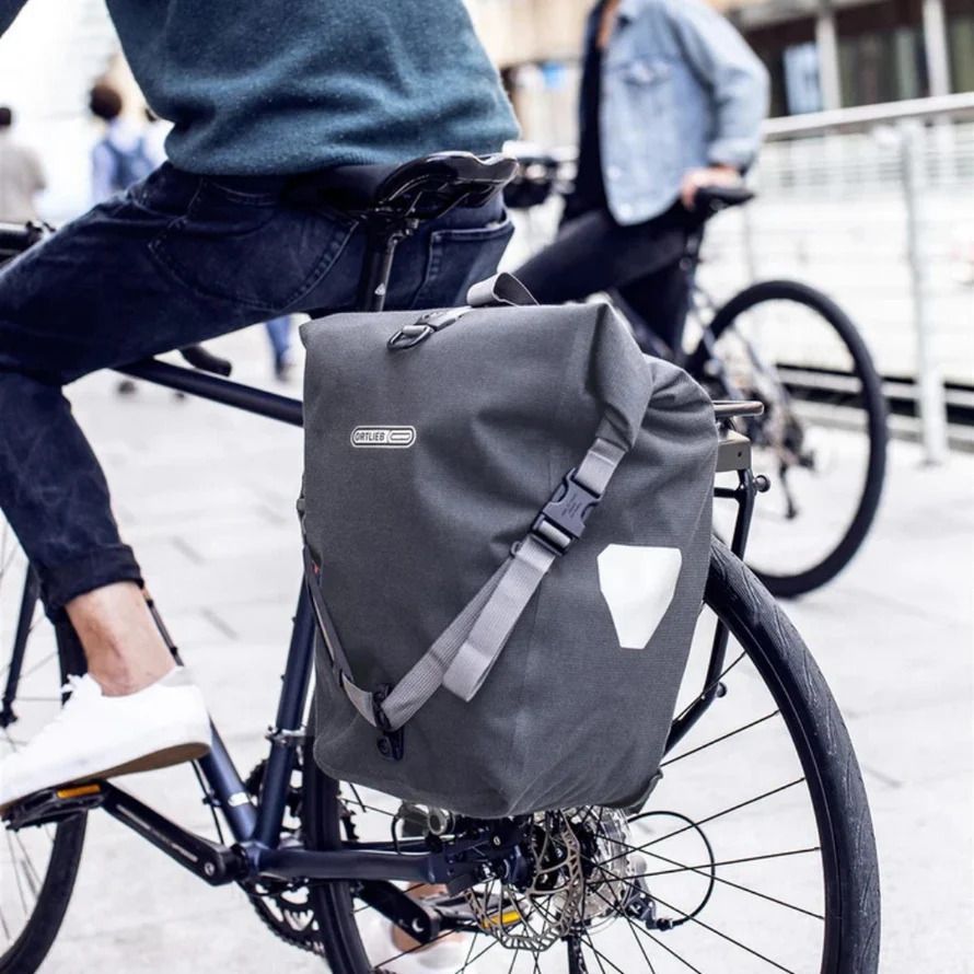 La sacoche arrière est idéale pour les déplacements en ville