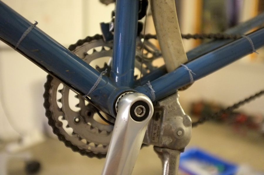 Axe carré de boitier de pédalier sur vélo