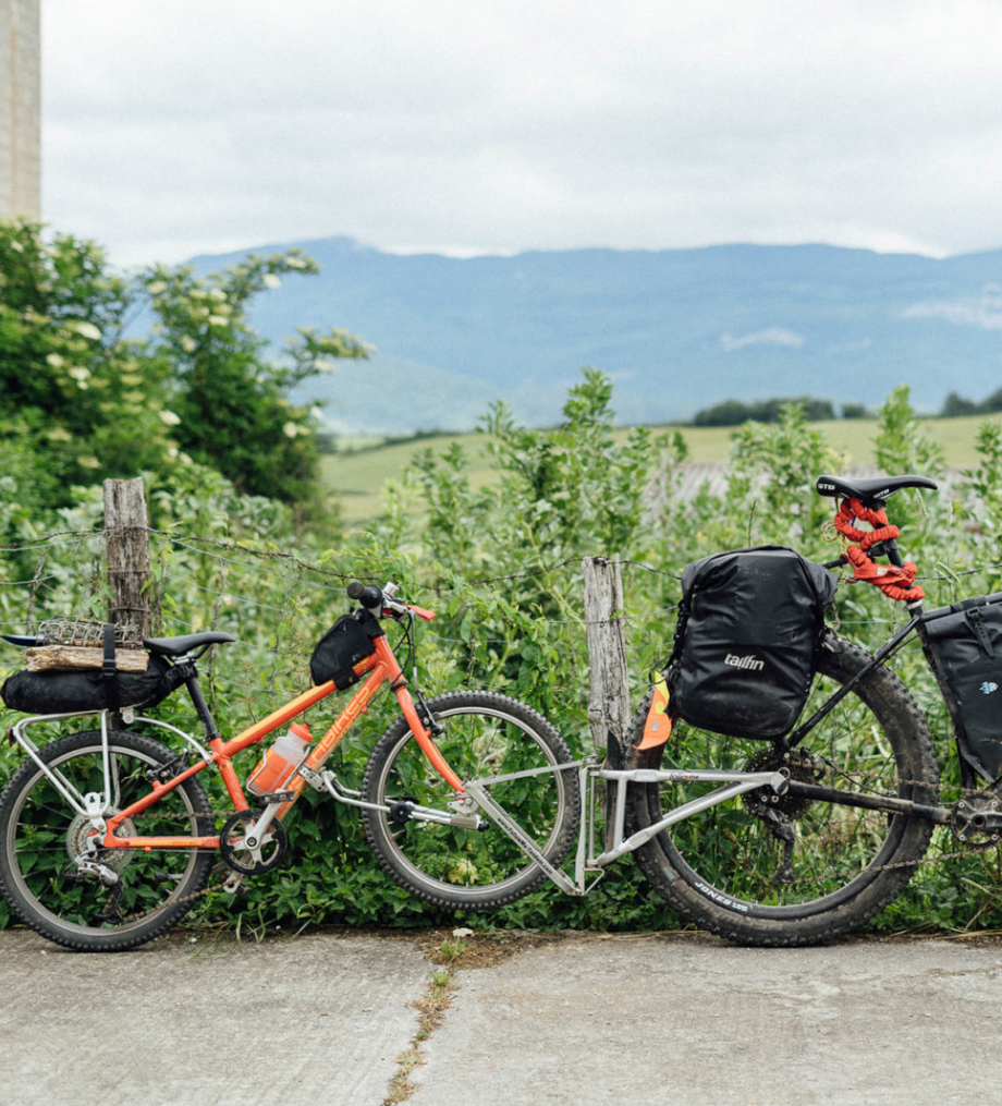 Système de traction de vélo Tire-Velo pour tracter un vélo enfant