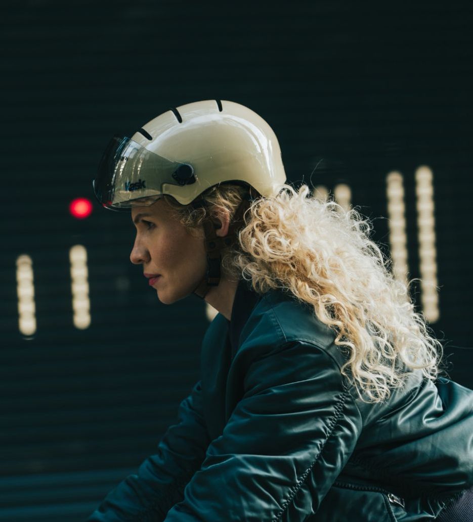 Femme à vélo avec un casque abus couleur champagne