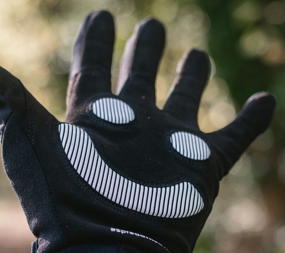 Un gant d'enfant bien adapté aux petites mains